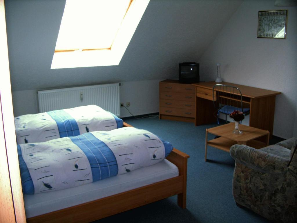 Hotel Zum Goldenen Loewen Merseburg Room photo