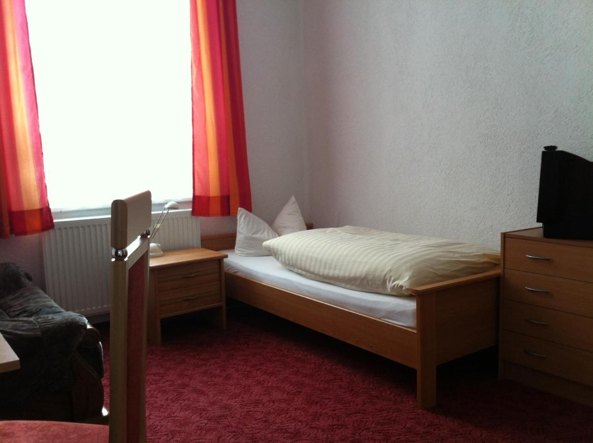 Hotel Zum Goldenen Loewen Merseburg Room photo