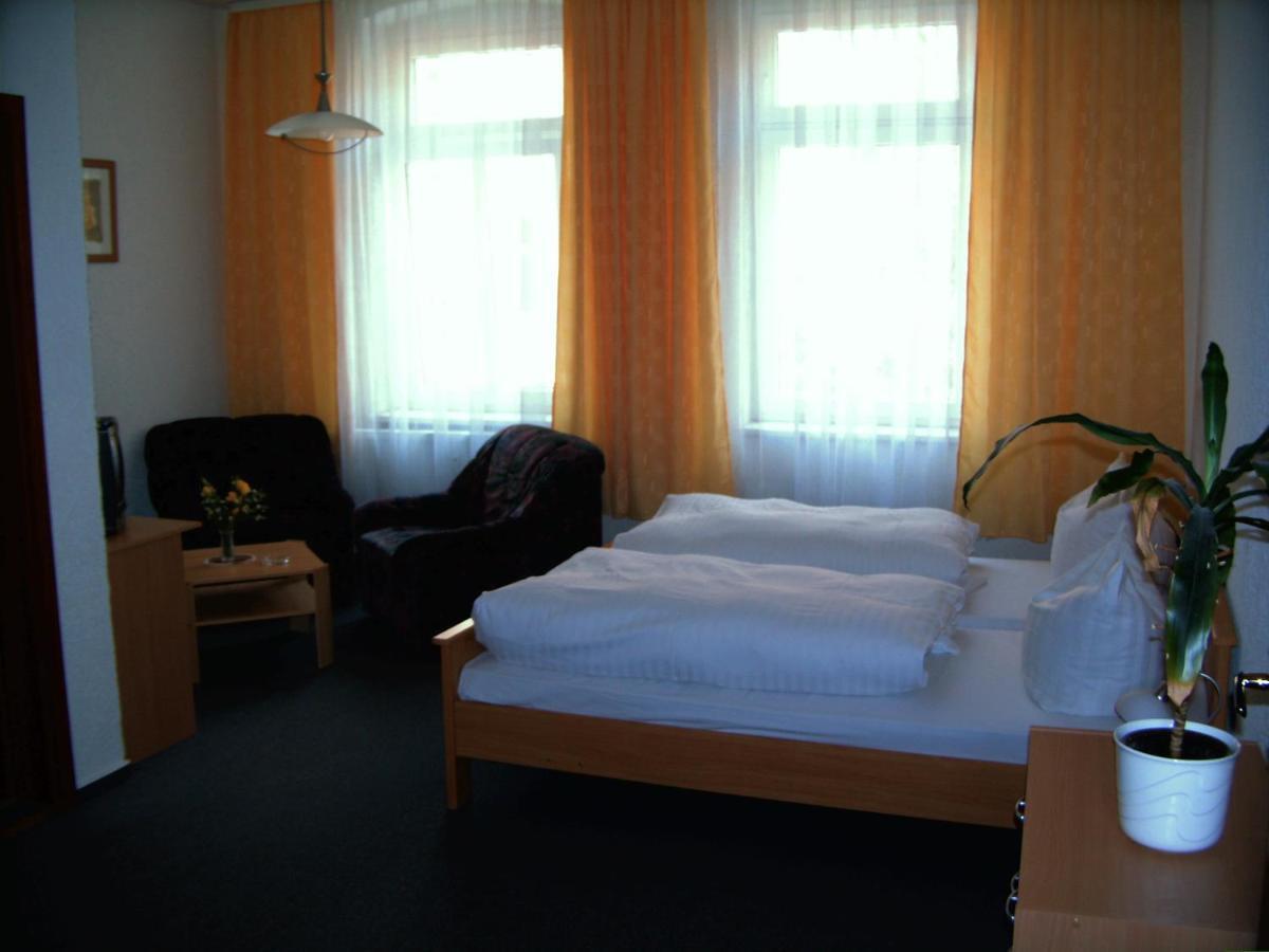 Hotel Zum Goldenen Loewen Merseburg Room photo